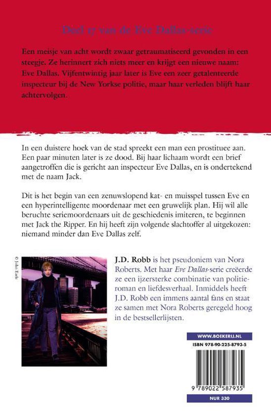 Achterkant van het boek met een illustratie van een vrouw in een trenchcoat, en tekst over het verhaal en de auteur.