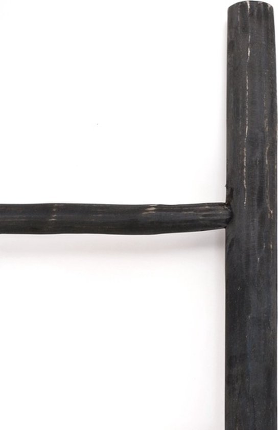 Detail van een zwarte houten ladder met de verbinding tussen de zijstijl en een sport.