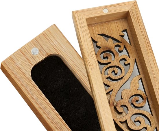 Een open houten wierookdoos met opengewerkte patronen en een zwarte voering.