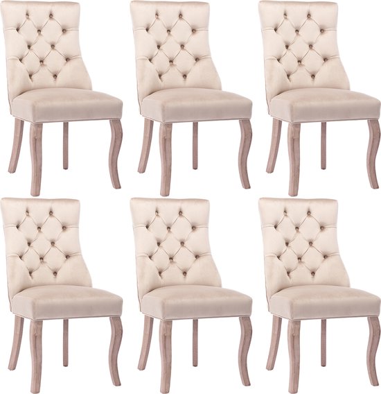 Set van zes beige fluwelen eetkamerstoelen met knopquilting en houten poten.