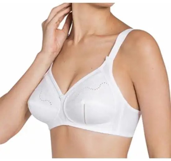 Een witte beha met geborduurde details op de cups.