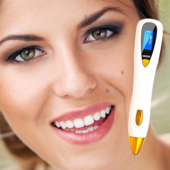 Vrouw met witte tanden en sproeten, houdt een witte en gouden plasma pen vast.