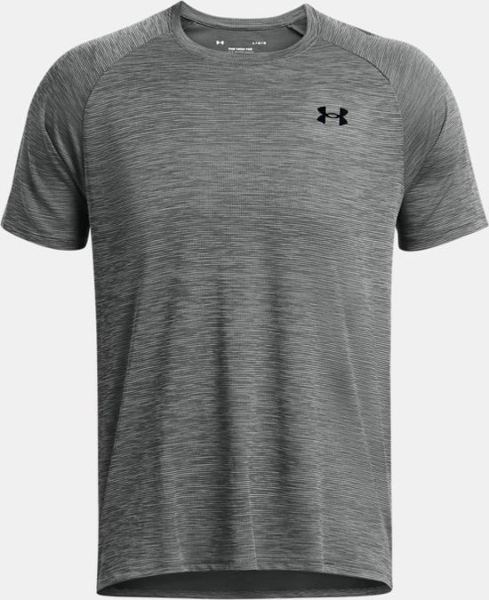 Grijs sportshirt met fijne zwarte horizontale strepen en zwart Under Armour logo op de borst.