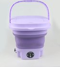 Paarse inklapbare mini-wasmachine met handvat omhoog en deksel gesloten.