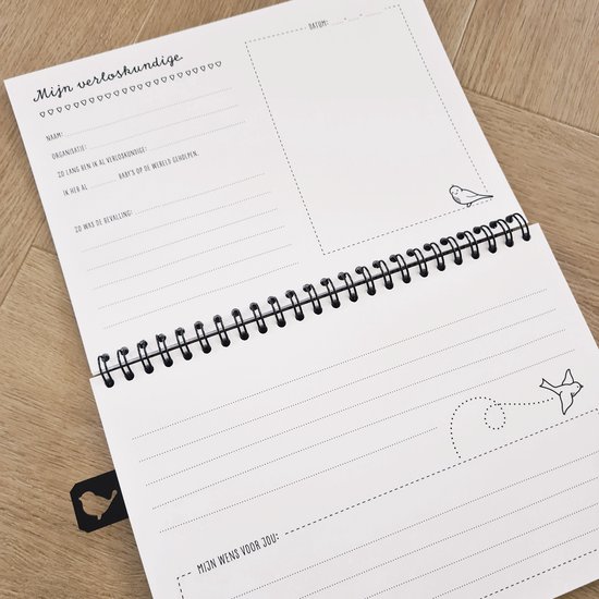 Pagina uit een kraambezoek invulboek met tekst 'Mijn verloskundige', velden voor naam en organisatie.