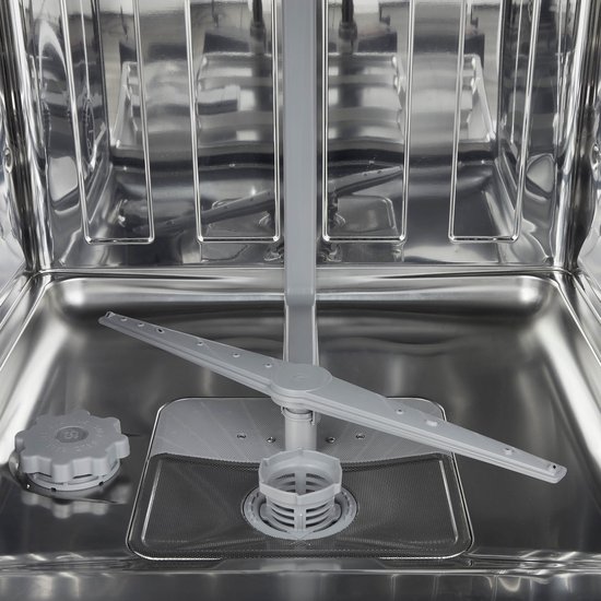 Binnenzijde van een schone vaatwasser met sproeiarm en filter.