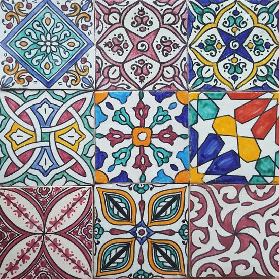 Mélange coloré de carreaux peints à la main