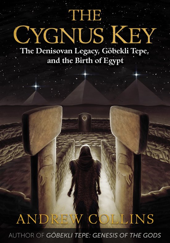 Boekomslag "The Cygnus Key" met de ondertitel "The Denisovan Legacy, Göbekli Tepe, and the Birth of Egypt" door Andrew Collins. Toont een figuur bij een stenen altaar met piramides op de achtergrond.