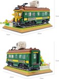 Afmetingen van een bruine en groene tram bouwset: 20cm x 15cm x 12cm.
