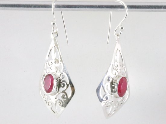 Boucles d'oreilles ajourées en argent avec rubis