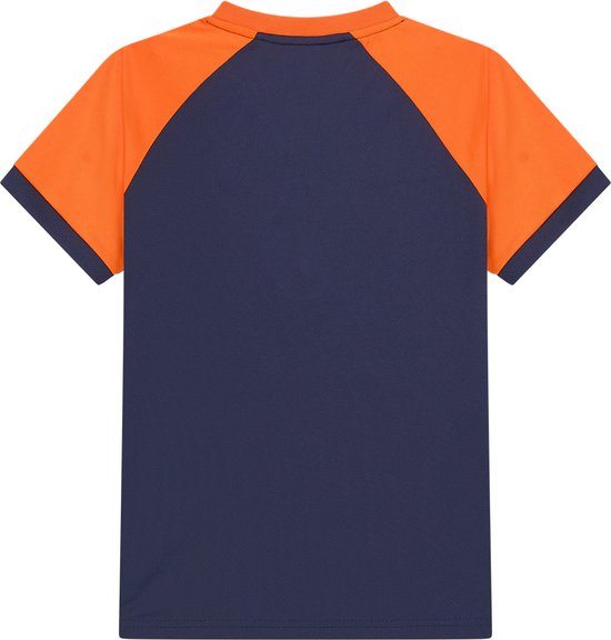 Achterkant van een donkerblauw voetbalshirt met oranje raglanmouwen.
