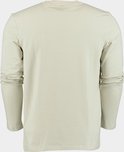 De achterkant van een beige shirt met lange mouwen.