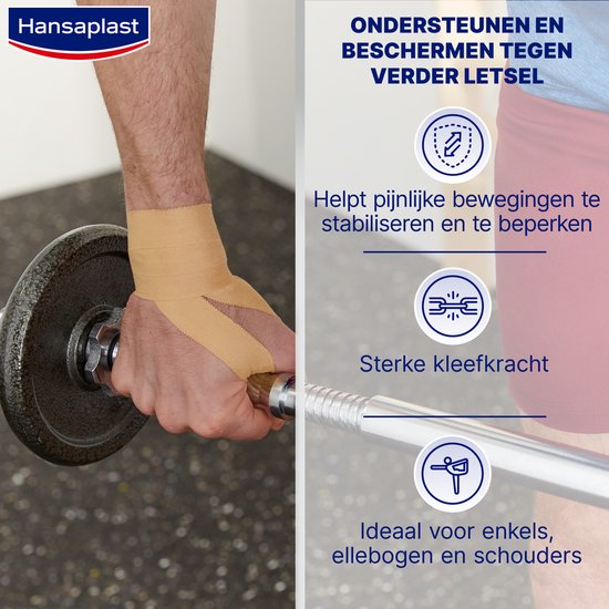 Man sport met tape om de pols, houdt een halter vast.