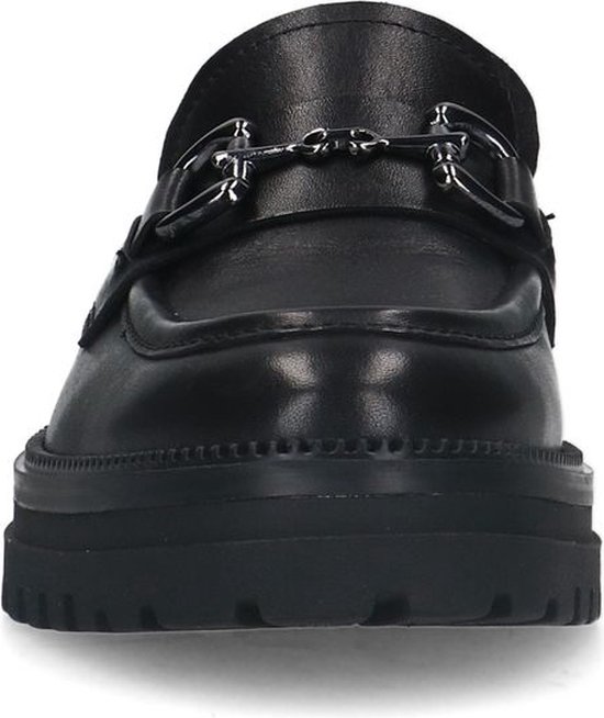 Zwarte leren loafer met zilverkleurig bitdetail en dikke zool, van voren gezien.