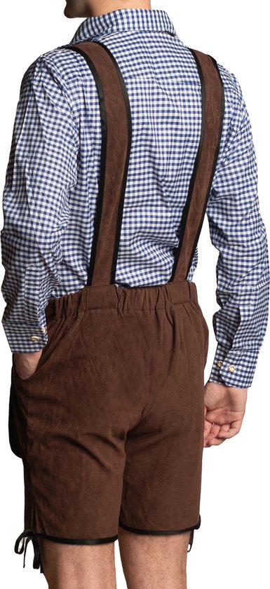 Achterkant van een man in bruine lederhosen met bretels en blauw geblokt overhemd.