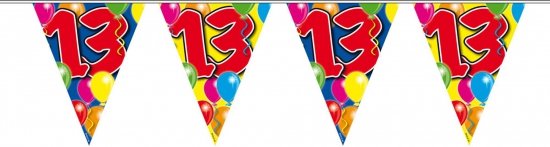 Vier vlaggen met het getal 13 in rood, tegen een achtergrond van veelkleurige ballonnen en feestelijke slingers.