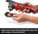Handen wisselen een schijf op een rood-zwarte multitool.