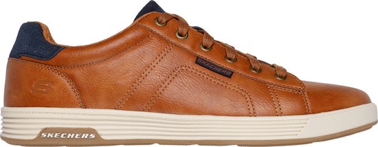 Sneaker en cuir marron à lacets, détail marine au talon et inscription SKECHERS sur la semelle.