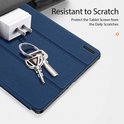 Étui pour tablette bleu, protège contre les rayures, avec des clés et un chargeur.