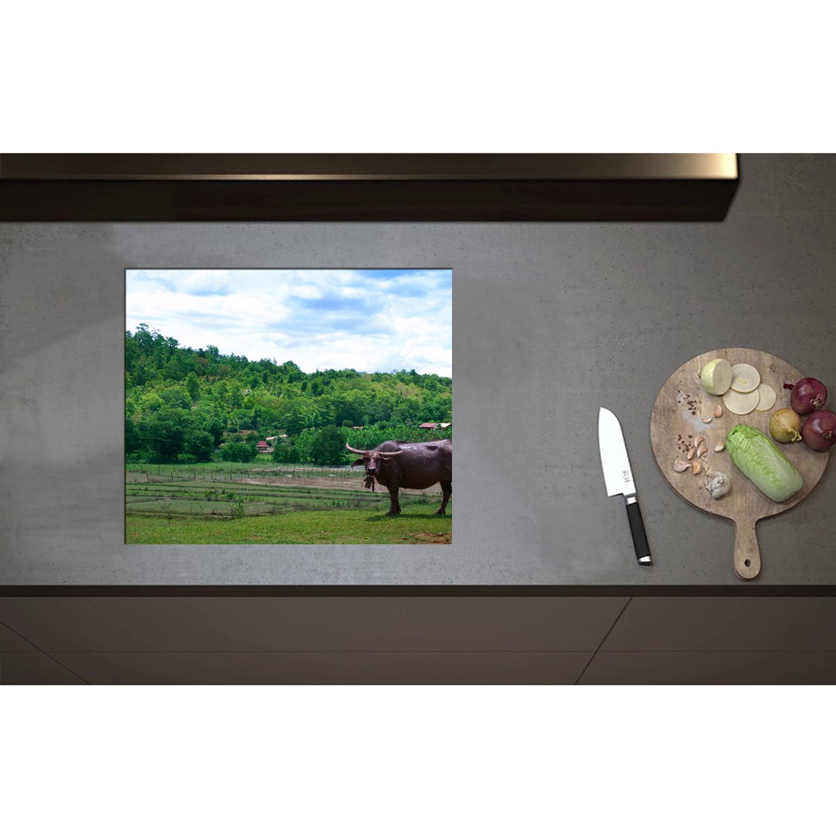 Inductieplaat Beschermer - Buffalo bij Groen Weiland aan de Rand van Bos - 59x50 cm - 2 mm Dik - Inductie Beschermer - Bescherming Inductiekookplaat - Kookplaat Beschermer van Zwart Vinyl