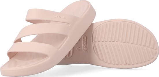 Roze Crocs slippers met twee bandjes over de wreef, op een witte achtergrond.