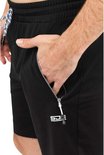 Detail van een zwarte korte sportbroek voor heren, met ritszak en SJS-logo.