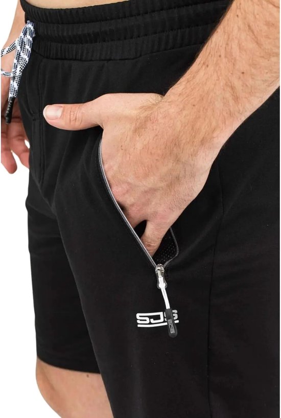 Detail van een zwarte korte sportbroek voor heren, met ritszak en SJS-logo.