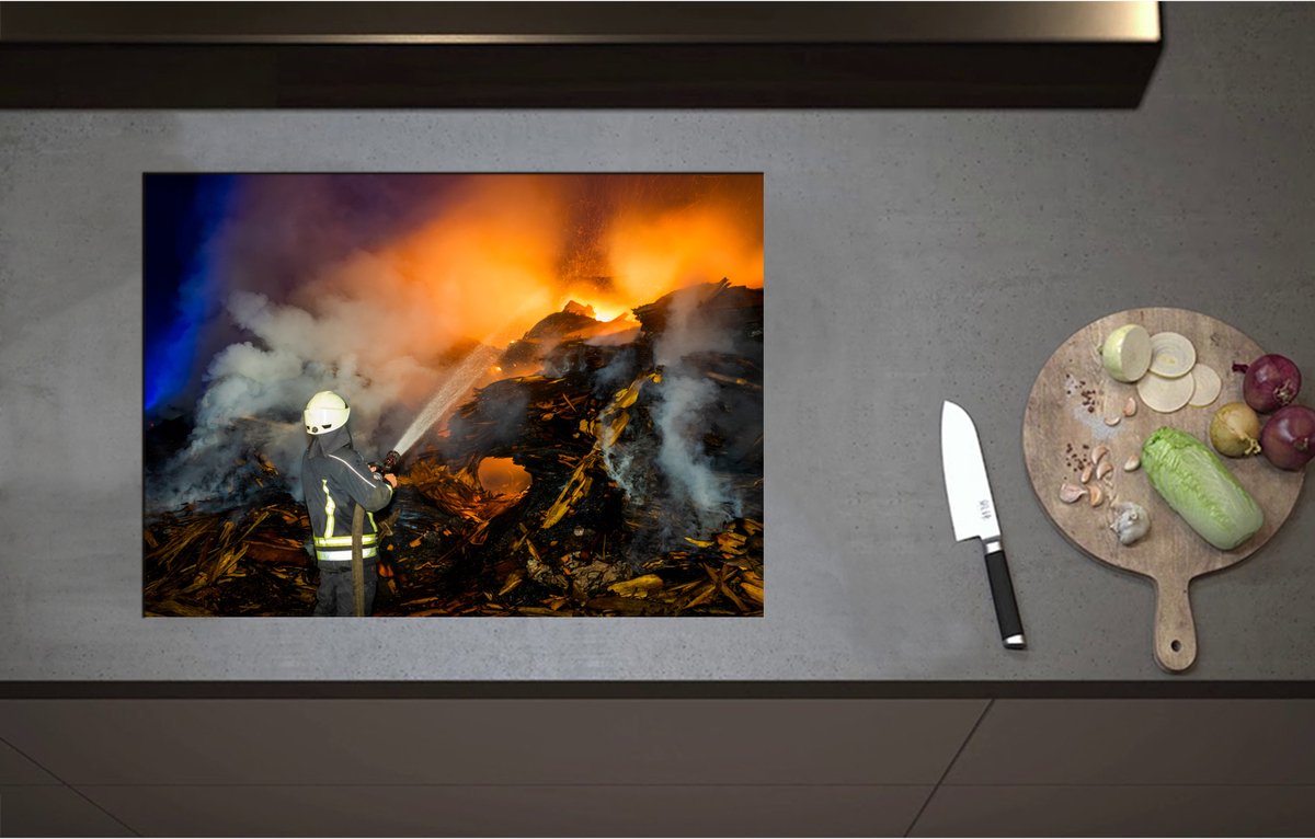Inductieplaat Beschermer - Brandweerman in Actie bij Rampplek - 71x51 cm - 2 mm Dik - Inductie Beschermer - Bescherming Inductiekookplaat - Kookplaat Beschermer van Wit Vinyl