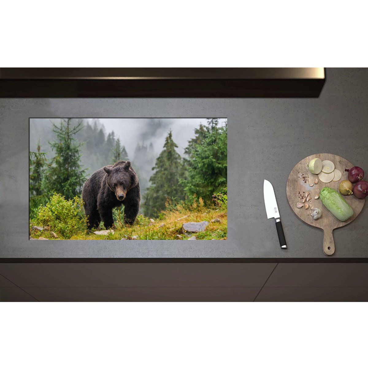Inductieplaat Beschermer - Bruine beer in bos met grote bomen en bergen - 80x50 cm - 2 mm Dik - Inductie Beschermer - Bescherming Inductiekookplaat - Kookplaat Beschermer van Wit Vinyl