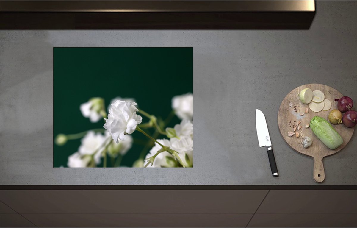 Inductieplaat Beschermer - Close Up Van Kleine Witte Bloemen met Wazige Donker Groene Achtergrond - 59x51 cm - 2 mm Dik - Inductie Beschermer - Bescherming Inductiekookplaat - Kookplaat Beschermer van Wit Vinyl