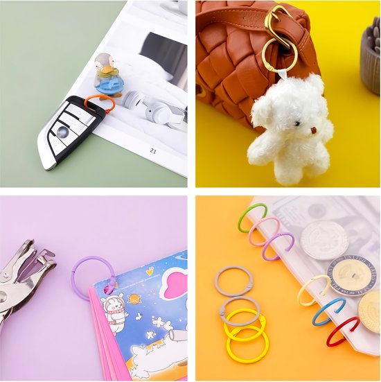 Sleutel met eendje en oranje ring. Witte teddybeer sleutelhanger aan een bruine tas. Zwarte en gele pinguïn sleutelhanger met kroon. Groene en roze ringen bij notitieboekjes.