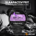 Zwarte smartwatch op de pols van iemand die slaapt, met slaapgegevens: 7 uur en 26 minuten totale slaap.