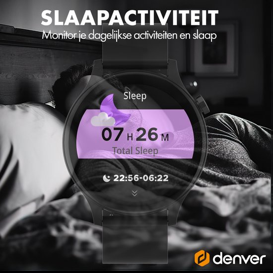 Zwarte smartwatch op de pols van iemand die slaapt, met slaapgegevens: 7 uur en 26 minuten totale slaap.