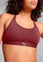 Dichtbij van een vrouw die een bordeauxrode sportbeha draagt met PUMA logo.