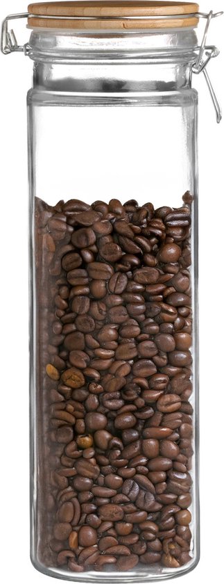 Haute conserve en verre transparent, remplie de grains de café bruns, avec couvercle en bambou et fermeture à levier métallique.