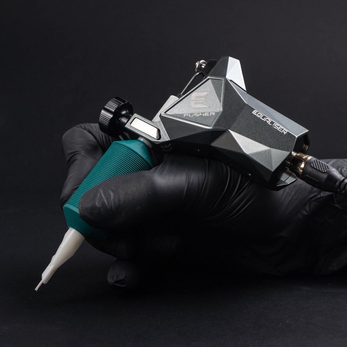 Equaliser Pusher | Premium Professionele Tattoo Machine | Draadloze Tatoeage Pen | Wireless | PMU Gun | Zelf Tatoeëren Kit | Cartridges | Naalden | Beginner & Gevorderden Set 1RL | 3RL | 7RL