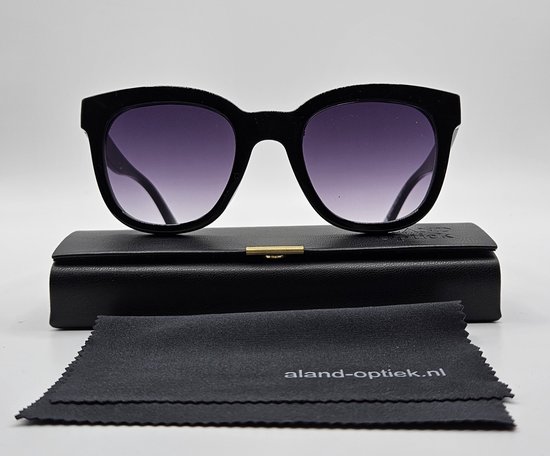 Dames zonnebril met zachte etui en doekje / Zonnebril UV400 / 6837 bril met zwarte montuur / grijze lenzen / lunettes de soleil / bril cat 3 van gerecycled polyester / Aland optiek