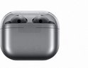 Grijze Samsung Galaxy Buds3 Pro in gesloten oplaadcase met transparant deksel.
