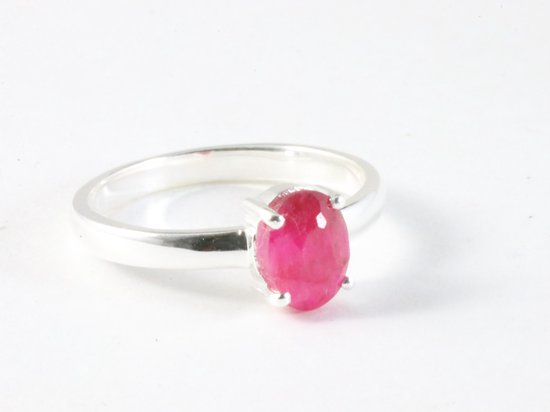 Zilveren ring met ovale, helderrode robijn. De ring heeft een hoogglans afwerking.