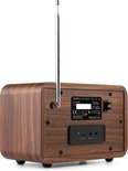 Achterkant radio met houten behuizing, uitschuifbare antenne en aansluitingen.