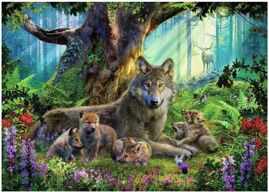 Een wolf met welpen onder een boom, omringd door bloemen en planten. Een hert staat op de achtergrond.