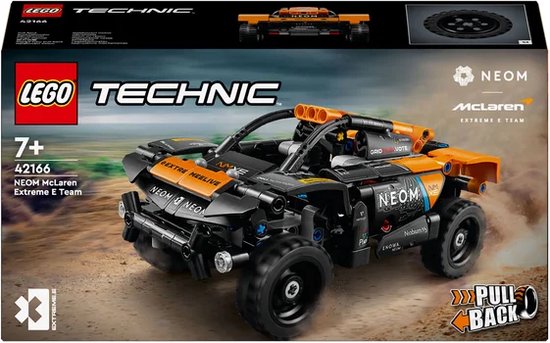 Doos van LEGO Technic 42166 NEOM McLaren Extreme E Team. De auto is zwart met oranje accenten en rijdt in het zand.