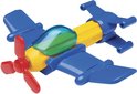 Blauw vliegtuig speelgoed met gele romp, rode propeller, blauwe vleugels en transparant cockpit.