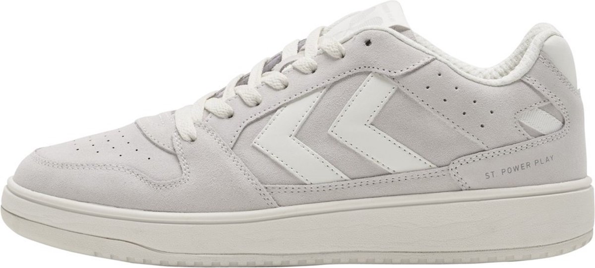 Hummel St. Power Play sneakers in lichtgrijs suede met witte accenten, geschikt voor dagelijks gebruik.