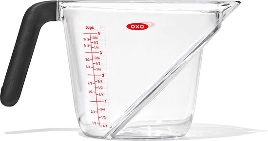 Pichet mesureur transparent avec une échelle inclinée en cups et une poignée noire.