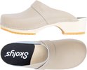 Zijaanzicht en bovenaanzicht van een beige Skolys clog. Houten zool met gestikte rand.