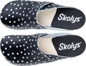 Bovenkant van twee zwarte klompen met witte stippen, Skolys logo zichtbaar.