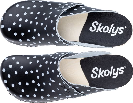 Bovenkant van twee zwarte klompen met witte stippen, Skolys logo zichtbaar.