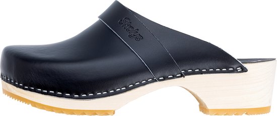 Zwarte Skolys klomp met leren band, houten zool en witte stiksels.