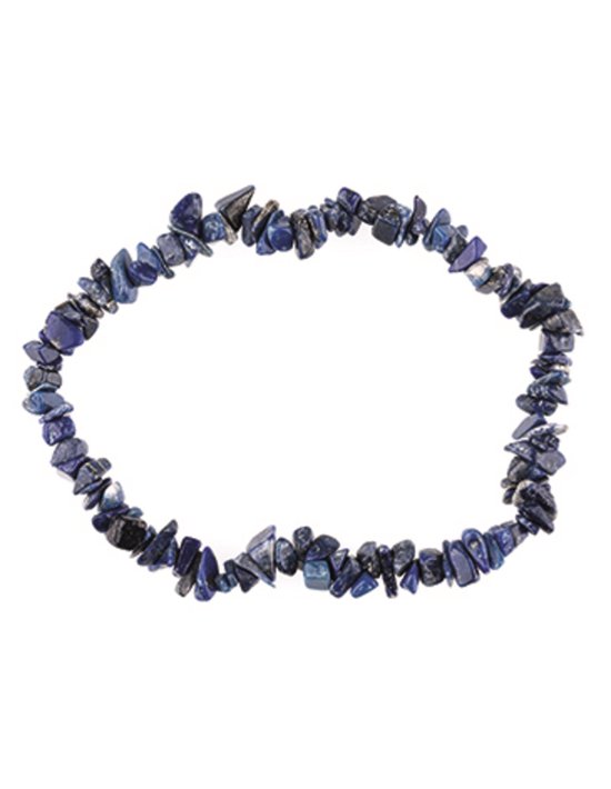 Donkerblauwe, onregelmatige lapis lazuli splitsteentjes tot een armband geregen.